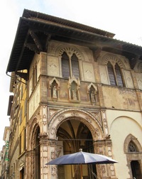 V opozici baptisteria stojí Loggia del Bigallo,