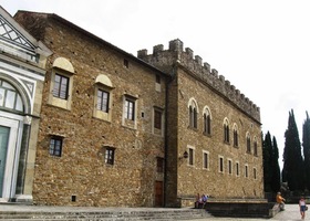 Tato "pevnost" stojí vysoko nad městem