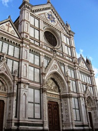 s nádherným portálem,