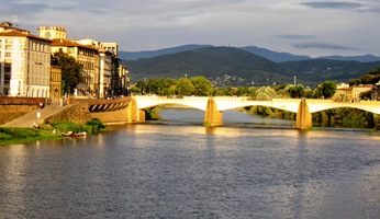 a krásou vzdálených pahorků za městem