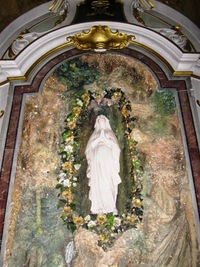 a u hřbitůvku vedle něj