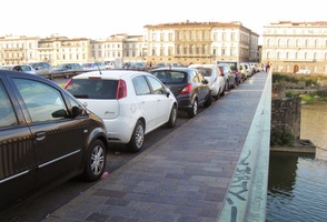 slouží jako veřejné parkoviště