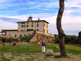 Před pevností je velký prostor - rampa