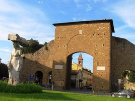 do něhož se vchází branou Porta Romana,