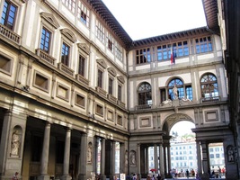 a míříme na nádvoří Palazzo Uffizzi