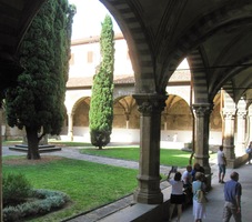 Chrám má dva vnitřní rajské dvory