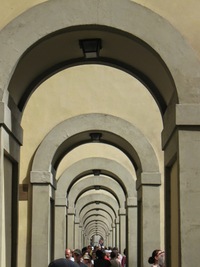 Ven se pak vychází nekonečným ambitem