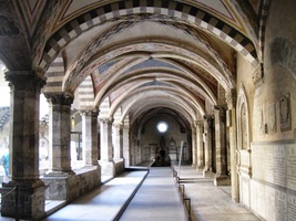 s širokými mohutnými ambity