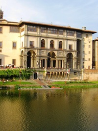 Nábřeží Arna už tone v pozdním slunci