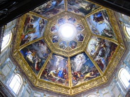 Vstupuje se do ní kryptou