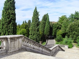 Od kostela se jde dolů parkem