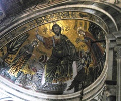 Klenba nad oltářem působí byzantinsky