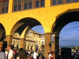 a zlatavé jsou i oblouky Vasariho koridoru