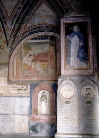 Kamenné reliéfy se tu střídají s freskami