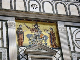 skvostu toskánské románské architektury