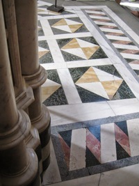 Než po této dlažbě odejdete,