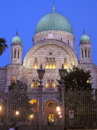 Už potmě jdeme domů okolo synagogy