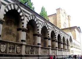 Má dlouhou vnější lodžii