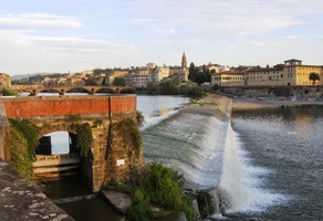 stejně jako tříšť vody pod jezem