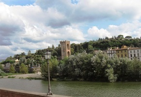 Právě přejíždíme řeku Arno