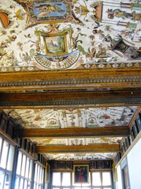 Pod vysokými stropy