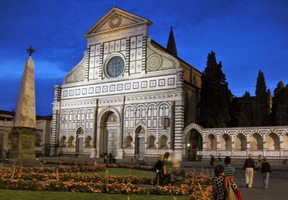 Průčelí chrámu tajúplně ztemnělo