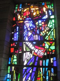 a vitrážemi jako od Chagalla