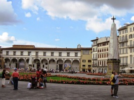 Hlavní vchod je ale až z náměstí