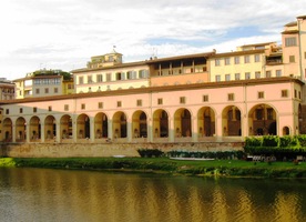 barví stěny stavby do zlatova až růžova