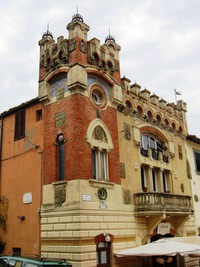 s až příliš zdobnou radnicí