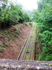 a křovinami strmě doklopýtali dolů