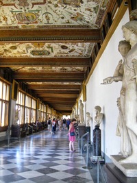 a v dlouhých světlých chodbách