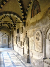 plnými náhrobků na stěnách