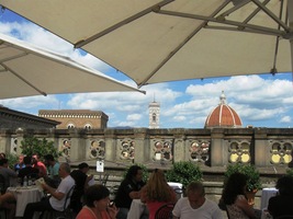 V Uffizzi je kavárna venku na terase
