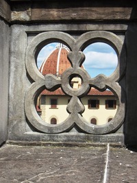 a je z ní vidt kupole katedrály