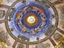 s vysokou a pestrrou kupolí