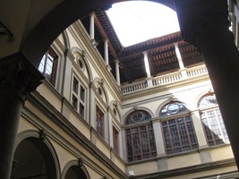 s nádherným nádvořím,