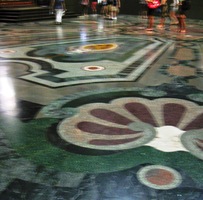 po nádherné mramorové dlažbě