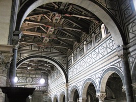 ale v mnoha detailech spíše zdobný