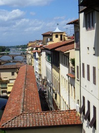 na jehož jedné straně vidíte řeku Arno