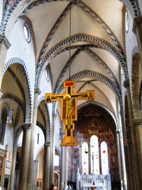 a zdobí ji velký zlatý kříž