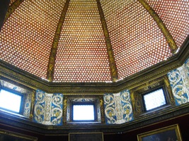 s velice rozmanitými stropy