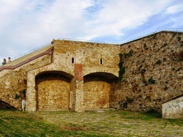 a pod ní opevnění, prachárna a kasematy