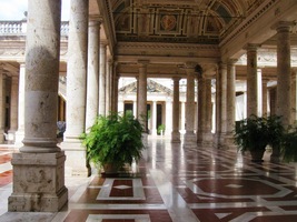 přímo do centrálního pavilonu