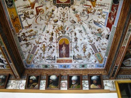 Pod kupolemi jsou prostory zvané Tribuny