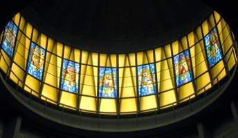 hypermoderní funkcionalistický kostel