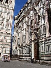 U vchodu do ní nás ale čeká jobova zvěst: