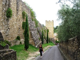 která pak strmě stoupá