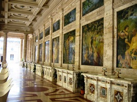 Procházeli jsme krásnými koridory