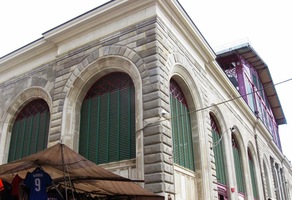 a zamířili k této světské budově -